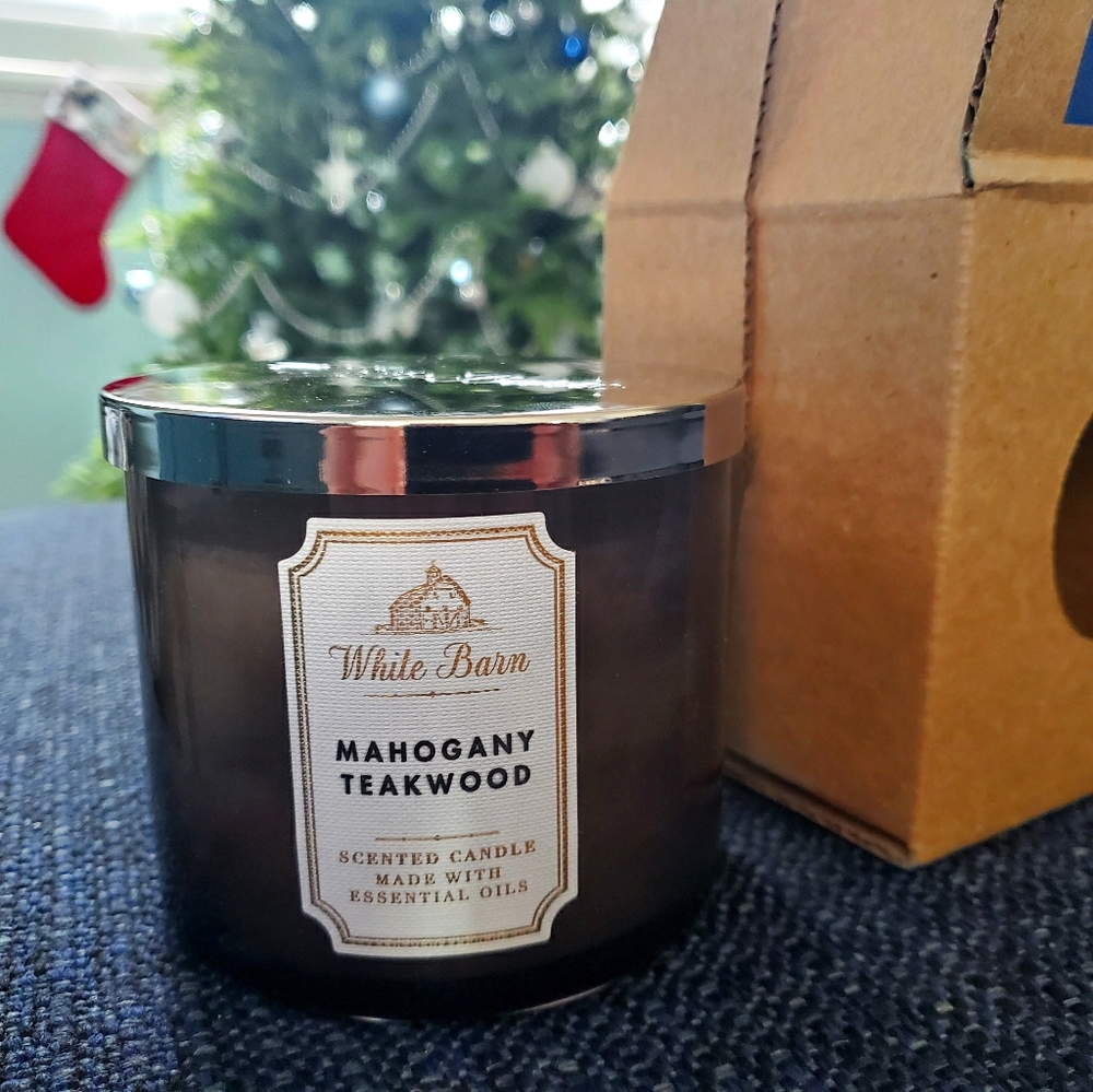 White Barn Candle- Mahogany Teakwood